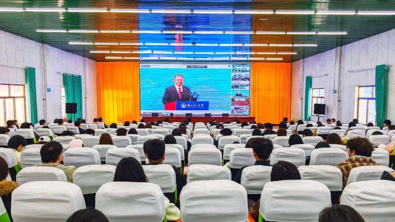 学院组织师生线上收看全省高校全国两会精神省级示范性宣讲报告会